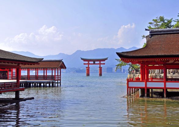 Vista de Miyajima y su torii flotante durante la excursión a Hiroshima