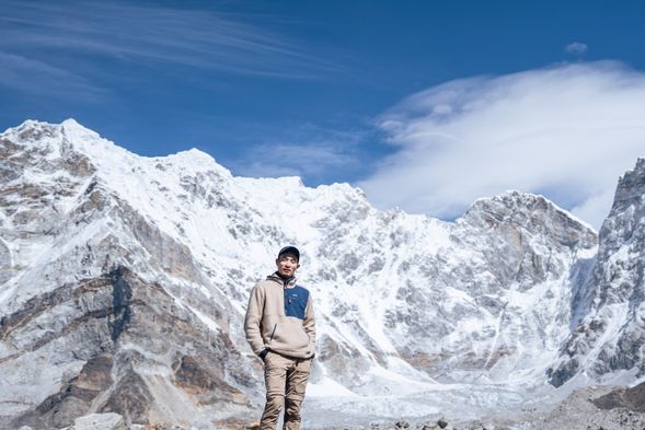 上午沿著昆布冰河旁的谷地緩步向上,歷經冰河搬移的地形逐漸變得破碎。