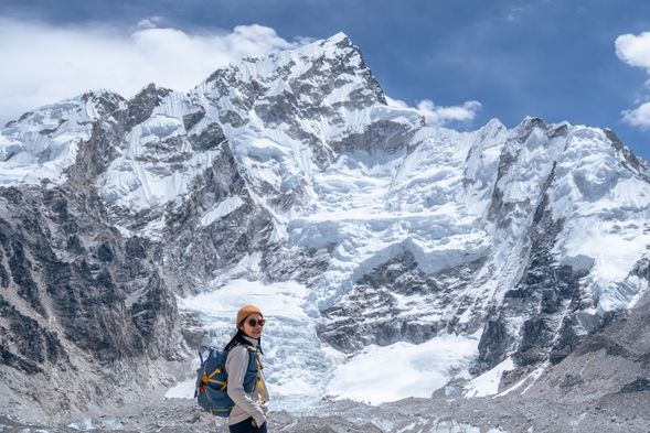凌晨時分,我們將攀登高樂雪聚落旁的卡拉帕塔峰Kala Patthar, 字面意思為「黑色的岩石」,這是無需登山許可證可抵達的最高高度了 (海拔 5545m),我們將在這裡欣賞最美麗、震撼的聖母峰日出!卡拉帕塔峰的位置可以欣賞到聖母峰的最佳景色、一覽坤布冰河與周遭群山之美(Pumo Ri、Changtse、Nuptse、Ama Dablam、Taweche、Kantega…),登頂的路並不輕鬆,需要一些體力,這段路被達賴喇嘛稱為「通往天堂的階梯」,階梯上的美景非常值得前往!