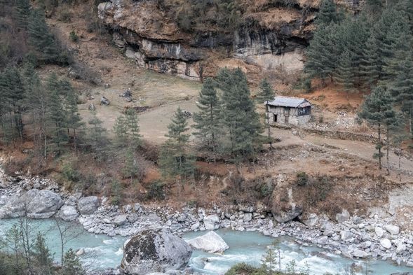 今日大部分是平緩的下坡,之後沿Dudh Kosi河谷前進,Dudh Kosi因呈現溪水白碧綠色,又被稱為「牛奶之河」,發源於聖母瑪峰,是世界上最高的河流。