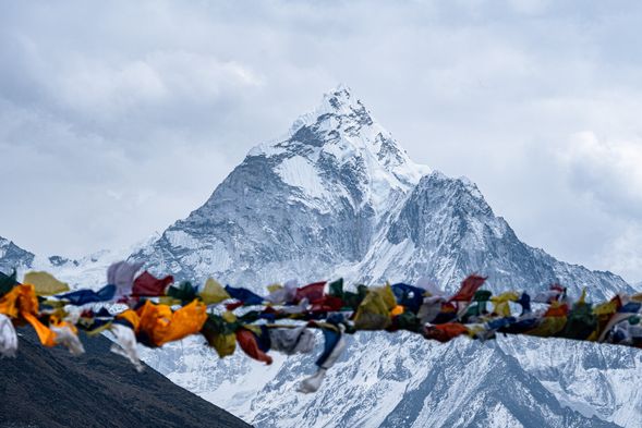 埡口之上是一大片碑林,用以紀念因登聖母峰而殉難的人們,記錄著這些來自世界各地的故事。