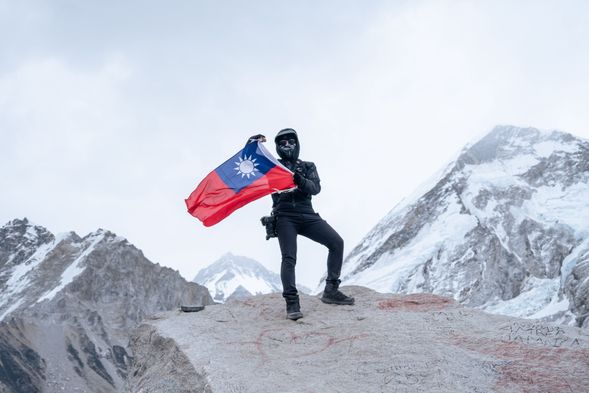 營地旁純淨聖潔的冰河、白雪覆蓋的山峰,站在這裡的感動,唯有親自走一遭,大口呼吸著山的氣味,才有辦法體會。