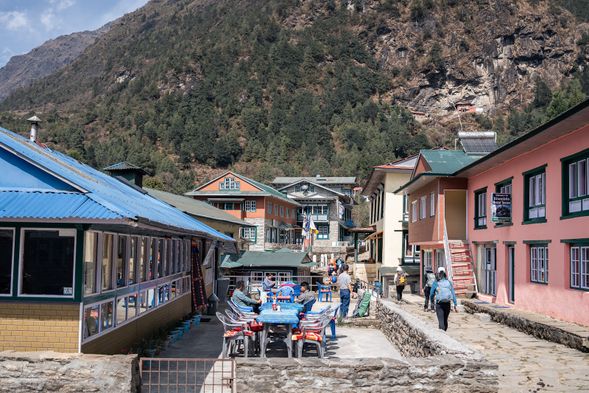 開始健行,前往 法克定 Phakding (2,650m ),步行前往法克定約3小時,一下飛機即可感受到山區小鎮的特別氣息。