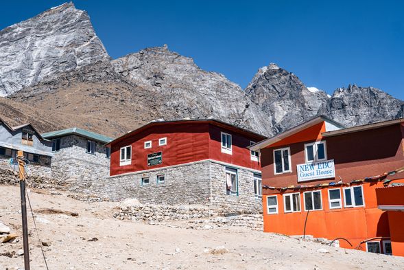 經過Changri Nup冰河起伏冰磧石及石堆,抵達EBC前最後一個聚落–高樂雪,稍作休息後將繼續前往EBC。