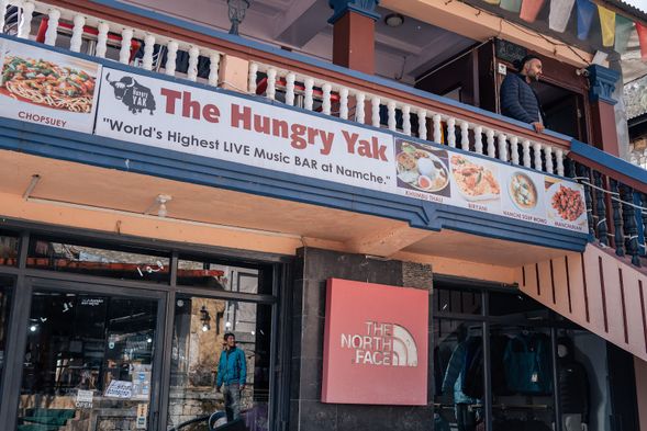 難以想像在這個略高於排雲山莊的海拔還可以如此熱鬧,有許多餐廳、商店、髮廊、酒吧、排球場、籃球場...。