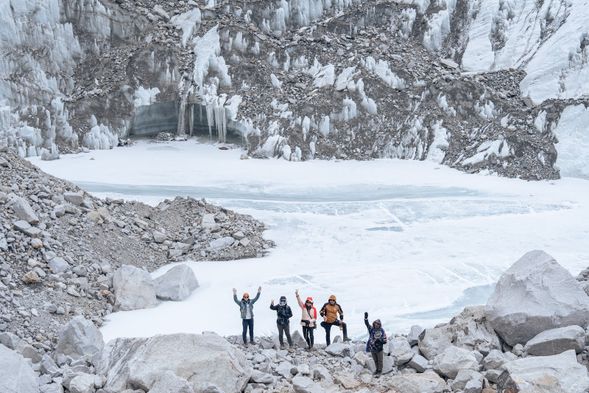 途經冰磧平原、冰河湖、昆布冰河這些不曾在台灣見過的特殊地形,周遭顏色逐漸被雪白取代,在稀薄氧氣下大口呼吸,努力不會白費,終將抵達旗幟飄揚的聖母峰基地營。