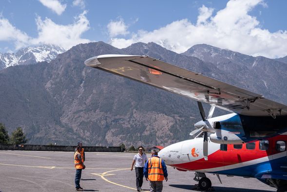 乘坐 小飛機飛往 盧卡拉 Lukla (2,850m),航程約30分鐘。