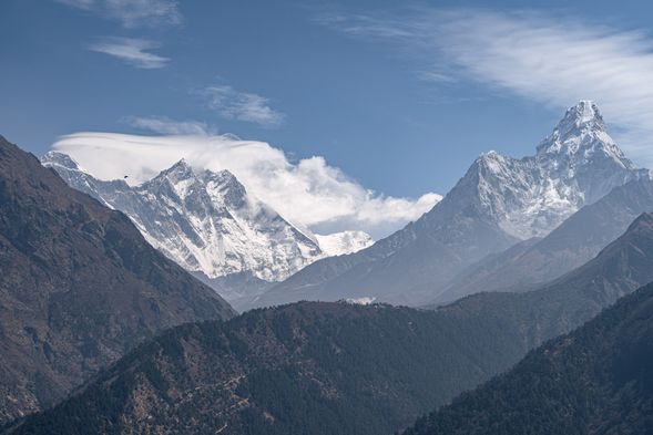 續沿 Dudh Kosi 河而上,一路上皆是令人驚嘆的山景,AmaDablam、Lhots Shar Peak、Taboche Peak…。