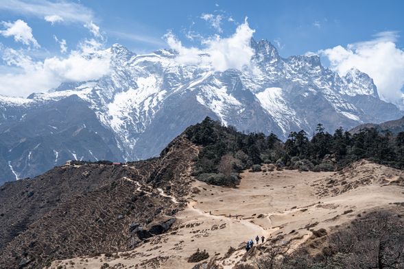 於 南崎巴札Namche Bazaar 適應高度、城市巡禮,今日路程約5小時。