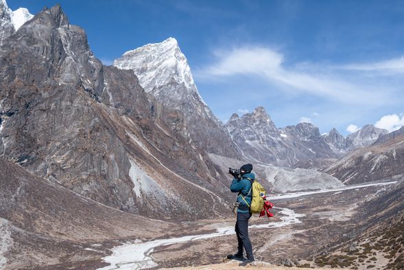 白雪皚皚的高山環繞身旁美不勝收。
