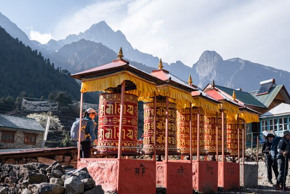 沿途會看到一些佛塔和轉經輪,以及與運送物資的牛、驢插肩而過。