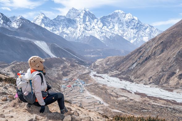 沿河谷腰繞往西北前進,一路上皆是大景。