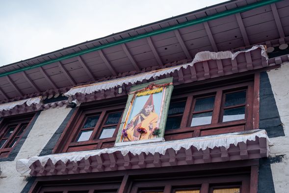 寺中有一 6 公尺高的佛像,以及一顆三百多年前被Sangwa Dorje喇嘛踩出腳印的堅硬石頭。