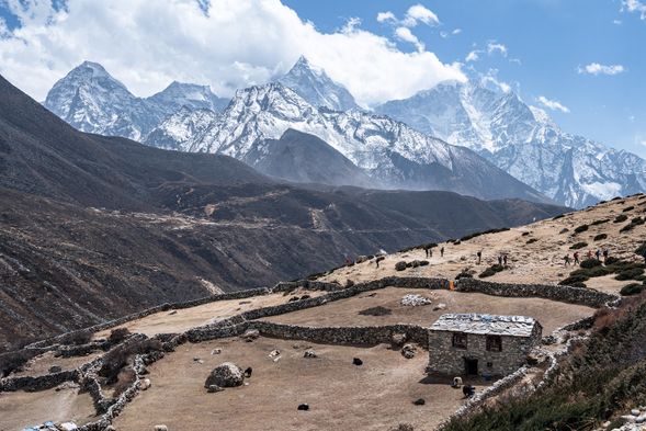 我們將正式超越台灣所能抵達的最高高度3,952m,在高海拔的爬坡,會比平常更消耗體力,但四周8000m高山環繞、Ama Dablam相伴,壯闊景色一覽無遺,緩上抵丁伯崎,是此行中海拔最高的村落,可看到許多人工砌成的石牆,用來防風保護作物。