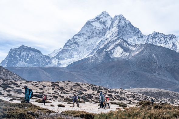 海拔4,000m氧氣分壓約為海平面的60%,海拔5,000m則降為53%,因此高度適應日仍會安排在村落附近走走,讓身體有更多的時間來適應稀薄的氧氣,也能好好欣賞這難得的景色。
丁伯崎村落位於Ama Dablam (6812m)山腳下,今日會登上海拔4730m的Chukung,欣賞整個丁伯崎村落,聖母峰Everest(8848m)、Lhots 洛子峰(8516m)、Island Peak島峰(6812m)等巨獸赫然出現在眼前,隨著距離的靠近,更能感受到高峰的壯觀。