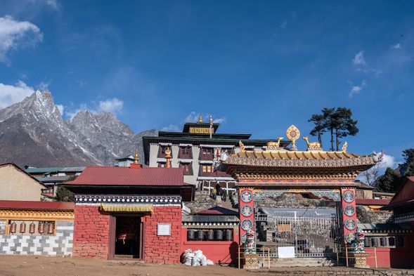 有一座信奉著藏傳佛教的喇嘛寺,為整個昆布地區的信仰中心。