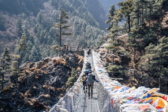 續沿著 Dudh Koshi 河而上,進入 薩嘉瑪莎國家公園 Sagarmatha National Park(需申請入山許可證),於Dudh Koshi河及Bhote Koshi河會合處,越過著名的雙索吊橋(Larja Bridge),開始上坡爬升至南崎巴札。
若天氣良好,今日已可一窺聖母峰的英姿!