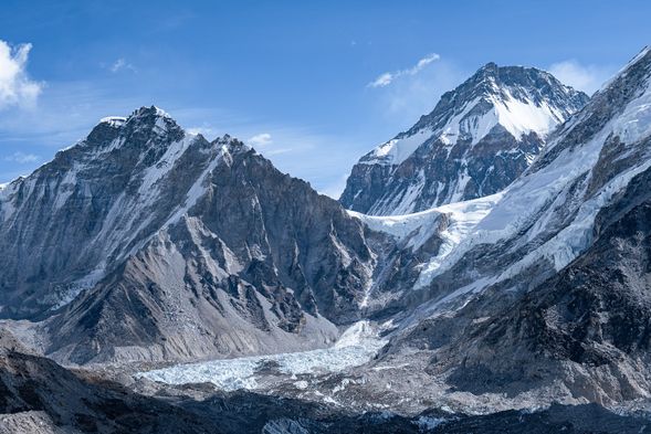 由羅伯崎Lobuche(4,930m) 前往 聖母峰基地營 Everest Base Camp (5,364m) 再返回 高樂雪gorak shep (5,185m)
今日路程約6-8小時。