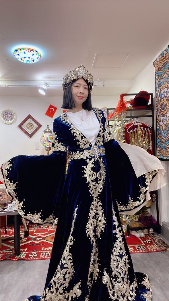 為了保持衛生,服飾內需要穿自己的衣服,大部分服飾中間會露出內搭,所以建議穿著素色上衣,會比較方便搭配土耳其服飾,我們沒有提供內搭衣服。