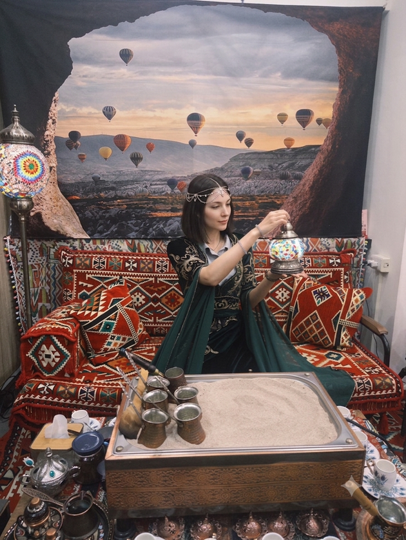 每件服飾都不同尺寸,手工刺繡的精美服飾獨一無二,會由現場老師協助挑選適合的尺寸做穿搭,每個人可以選一件服飾做體驗。
