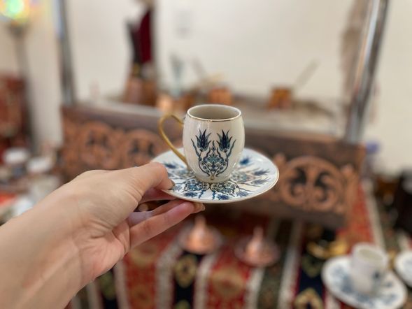 土耳其設計師打造的限量杯款,與土耳其空運來台的銅製沙煮咖啡機,還原100%土耳其咖啡