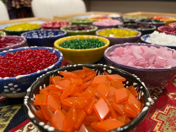 超過40種款式跟顏色的馬賽克玻璃,可以任意搭配自己喜歡的顏色做拼貼