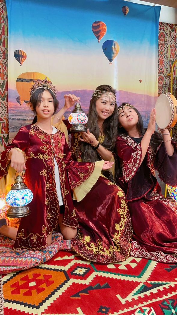 不管是大人、小孩,都有服飾可以挑選喔!男女老少都有~多個拍照區及提供各種道具,讓你可以隨意變換場景,想怎麼拍就怎麼拍!