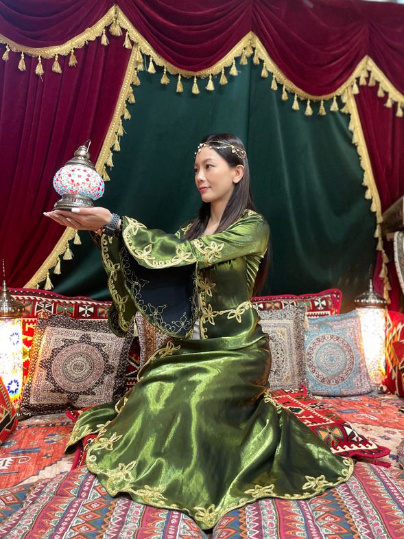 特別設置地毯區,讓你可以拍出宮廷風格美照,還有老師可協助拍攝。