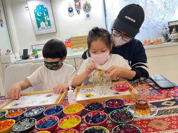 滿5歲就可以報名體驗,5-12歲孩童可以報名親子體驗,開放一位家長陪同,樂趣在於跟孩子們一起,感受手作體驗的魅力,共同完成一個作品的成就感 !(5-12歲報名請選擇親子體驗,滿12歲以上不開放陪同)