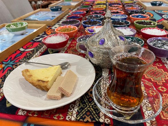 提供每人一份點心與土耳其紅茶暢飲