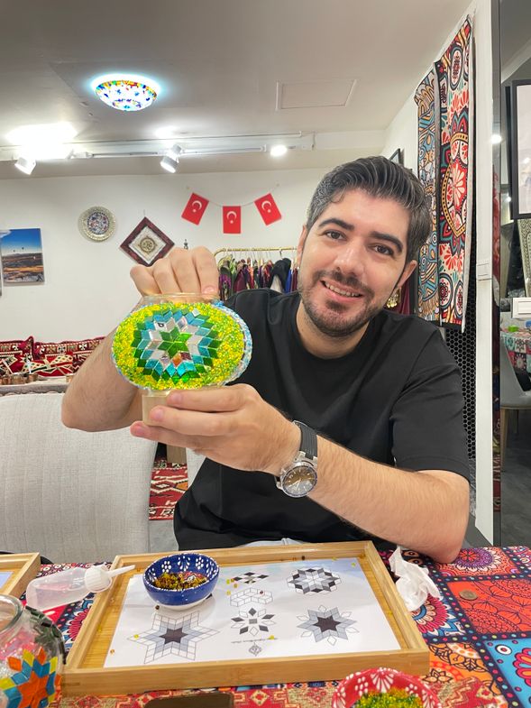 專業老師輔導教學,手殘黨也不用擔心~全程協助您完成作品,讓你擁有一個獨一無二的燈!