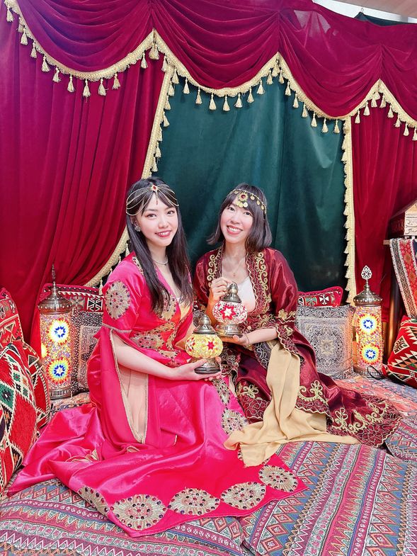 超過25件以上的傳統服飾,都是手工製作空運來台!
還有精美的頭飾可做搭配,在工作坊內有許多區域可以拍照,還有提供小道具可以協助拍攝,完全是把土耳其搬來台灣,在台灣也可以拍出土耳其氛圍感!