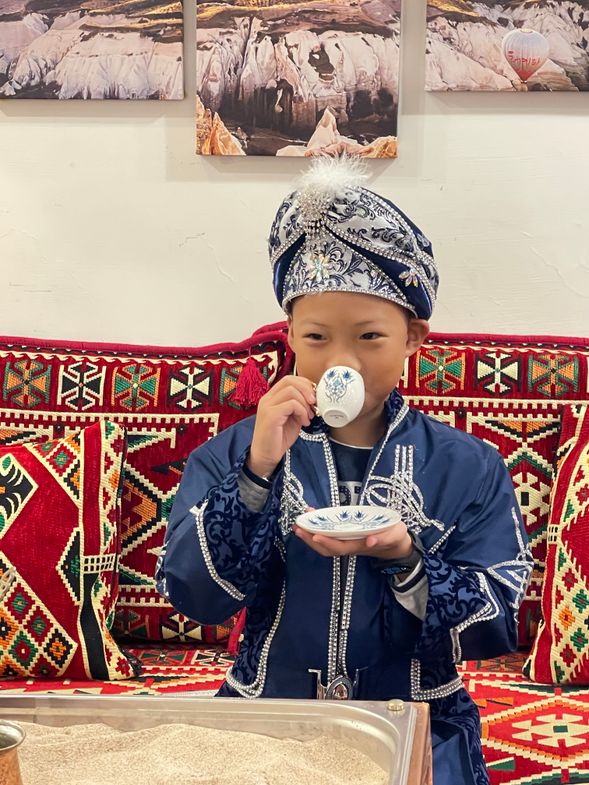 製作完成自己的作品之後,
剩下的時間就是開心的拍照時光!
土耳其手工製作的精美服飾,
每一套還有不同的頭飾做搭配!
小朋友的服飾有6~8件可根據身材做挑選!
不用飛土耳其就可以穿到土耳其服飾!
(建議穿著素色內搭衣,更方便搭配服飾喔!)