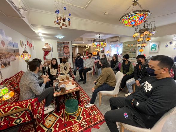 最多可15人同時體驗,並提供茶點可搭配咖啡一起喝!