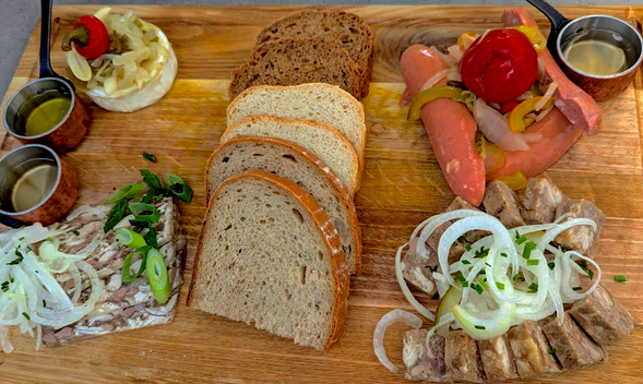 【Breakfast】Hotel buffet
【Lunch】Kozlovna Pub (the tour price includes drinks, but does not include meals)
【Dinner】Hubertus Brewery (the tour price includes drinks, but does not include meals)