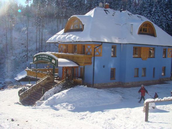 【 入住飯店】Hotel Vladimir * 連住5晚 * 滑雪天堂
這所Ski In & Ski Out 的飯店外即雪場。
出門就是雪場,旁邊就是纜車站,立馬可以搭纜車上山,從山上一路滑到山腳就是飯店。
*節省等待纜車時間
*想休息立馬回飯店