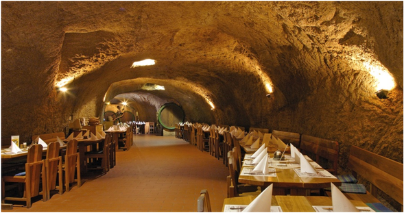 【 景點 】於800年歷史的地下酒窖岩洞之中品酒用餐 - Ve Skále
*團費包含酒,不包含餐點。