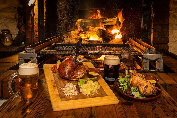 【 Breakfast 】Hotel buffet
【 Lunch 】"U Fleků (Tour includes admission & beer tasting. Meals not included.)"
【 Dinner 】x