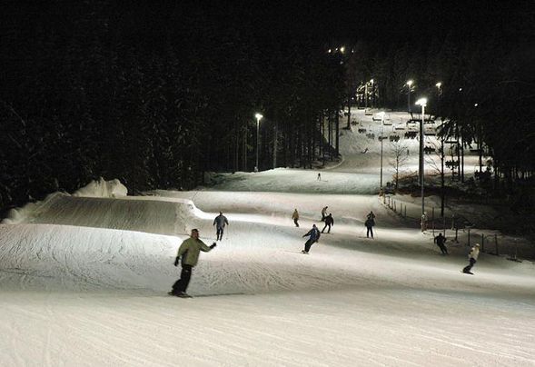 【 全日滑雪活動 】
4全天暢玩捷克最大滑雪勝地,自由享受美食與夜滑!餐食彈性安排,滿足滑雪與美食需求! 🎿🍽️
✨白天:盡情滑雪
✨晚餐:每晚帶隊前往不同當地餐廳,費用自理,可自由參加。
✨夜滑選項:不參加晚餐的玩家,我們會提供周邊餐飲與夜滑資訊。