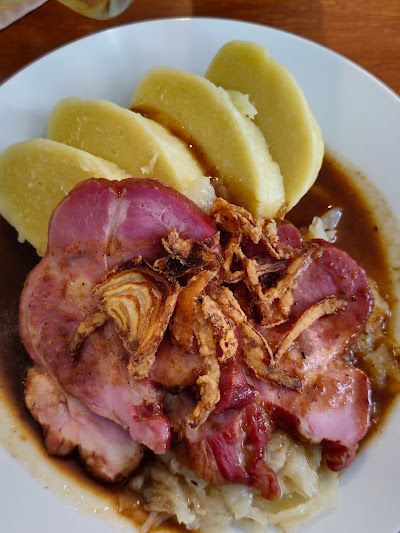 【 早餐 】飯店自助
【 午餐 】自理
【 晚餐 】當地餐廳(自付)
餐食彈性安排,滿足滑雪與美食需求。每個晚我們帶隊前往不同當地餐廳,費用自理,可自由參加。