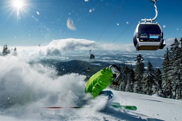 捷克最長的雪道之一(長達3公里)和全國唯一的高速8人座纜車、刺激的雪橇滑道,以及數十公里的越野滑雪路線。下午抵達飯店後,我們立即帶領大家去租借用具並導覽雪場熟悉路線。
✨ 特色優勢
✅ 地形多樣化 (適合所有等級的多元雪道) ✅ 免排隊快速通關 (快速纜車減少排隊時間) ✅ 最長雪橇滑道 ✅ 一票通行 (連結多個滑雪區域) ✅雪場導覽 ✅初級滑雪課