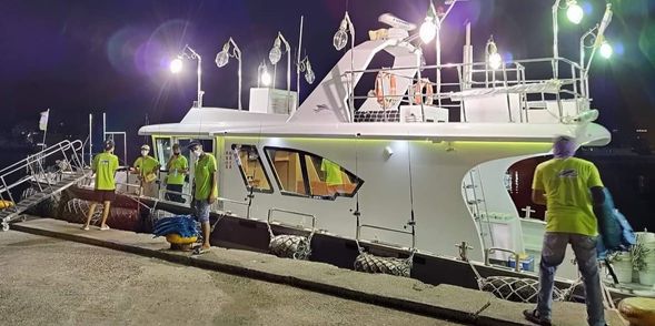 搭乘遊艇海釣趣