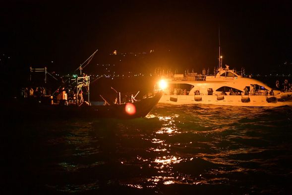 近距離觀看蹦火仔 ~ 磺火捕魚作業
【此照片版權為晉龍號遊艇船隊所有,未經同意請勿盜用】