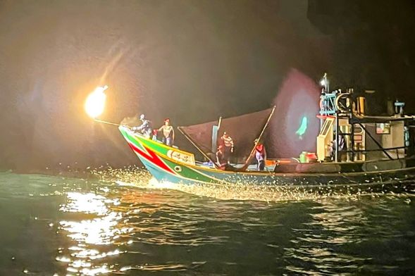 近距離觀看蹦火仔 ~ 磺火捕魚作業
【此照片版權為晉龍號遊艇船隊所有,未經同意請勿盜用】