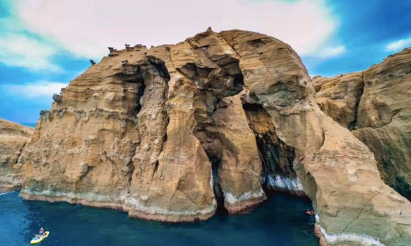 台灣36秘境之1~象鼻岩~經由大自然風化海浪長年拍打鬼斧神工造就而成(長約800公尺高約81至35公尺)近年成為大台北IG打卡人氣景點&酋長岩