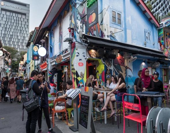 来到网红打卡圣地哈芝巷,窄窄哈芝巷在过去几年改头换面变身时髦潮区,狭长型旧店面的大片侧墙,化身大片彩绘涂鸦作品。巷子里的潮流配饰、文创小品、新潮咖啡馆、手工蛋糕、特色冰淇淋等等,令人目不暇给。