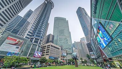 中央商务区
这是新加坡的商业心跳。骑行穿过被现代玻璃摩天大楼包围的街道,这些摩天大楼内有世界各大公司的办公室,还可以参观著名的老巴刹小贩中心!