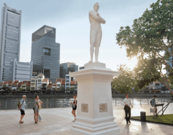 来到新加坡河畔,你将看到一尊白色人造史丹福莱佛士爵士石雕像交叉双臂,凝视大海,若有所思。一般相信这里就是莱佛士在1819年首次踏足新加坡之处,故称之为“莱佛士登陆遗址”。不妨站在这个历史遗址上与伟人自拍留念。