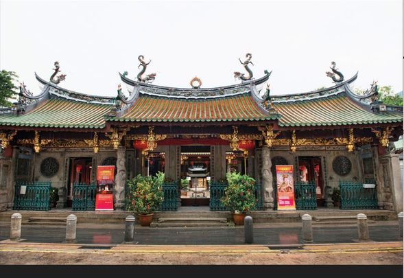 Visit Thian Hock Keng Temple, one of Singapore’s oldest Buddhist-Taoist temples, before driving past Chinatown.