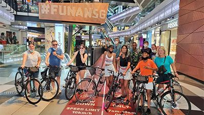 福南商城
在福南 (Funan) 首个室内自行车道上骑自行车,这是一个适合骑自行车的购物中心,支持新加坡的少车运动。